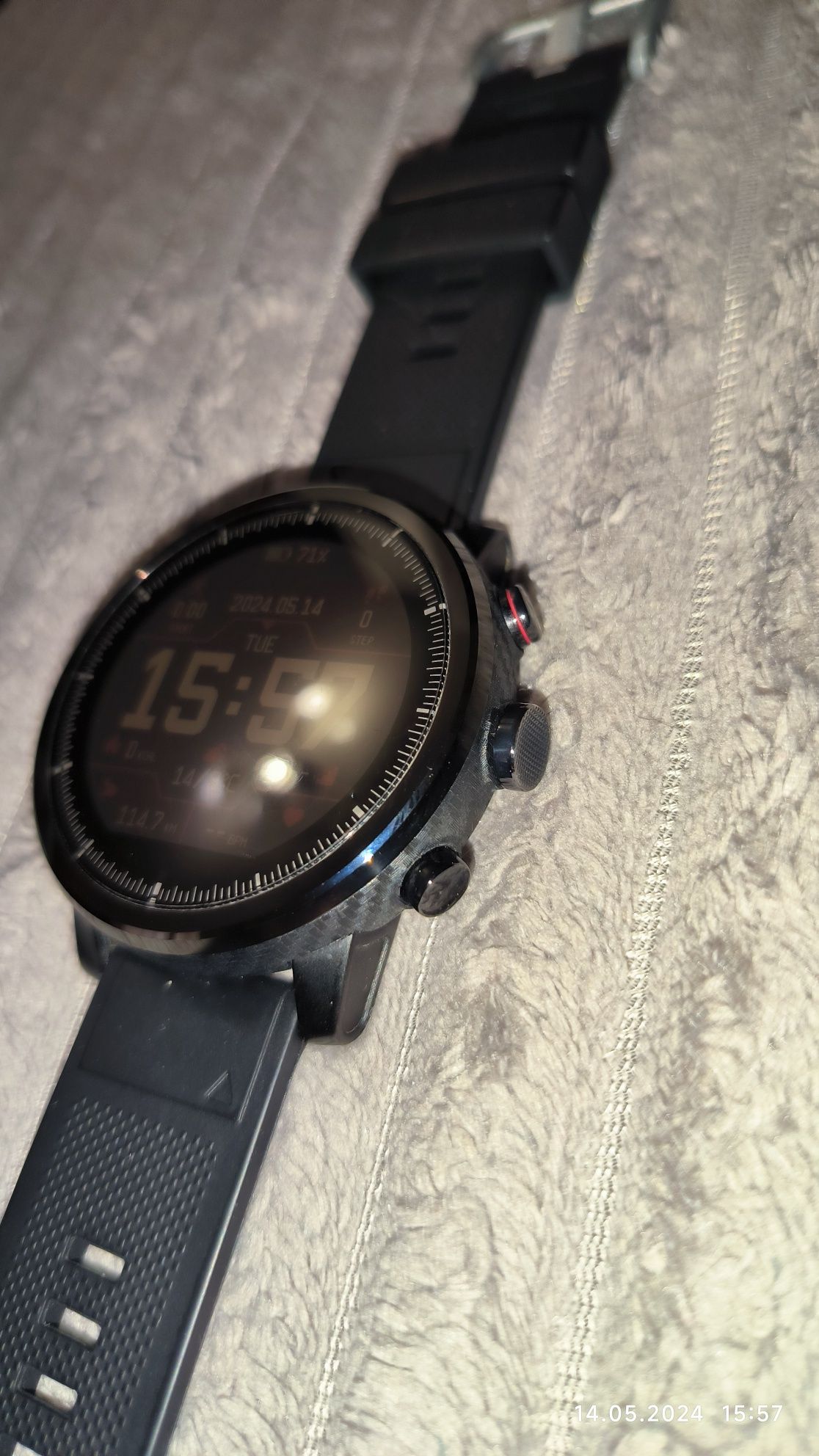 Продам часы Amazfit Stratos (A1619)