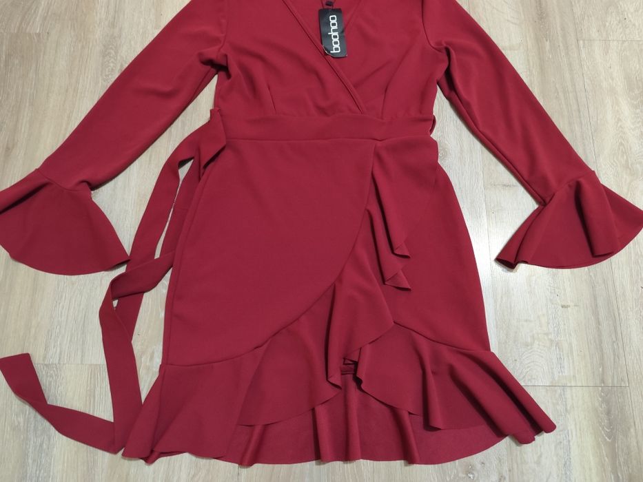 Elegancka sukienka falbanki święta Boohoo 38