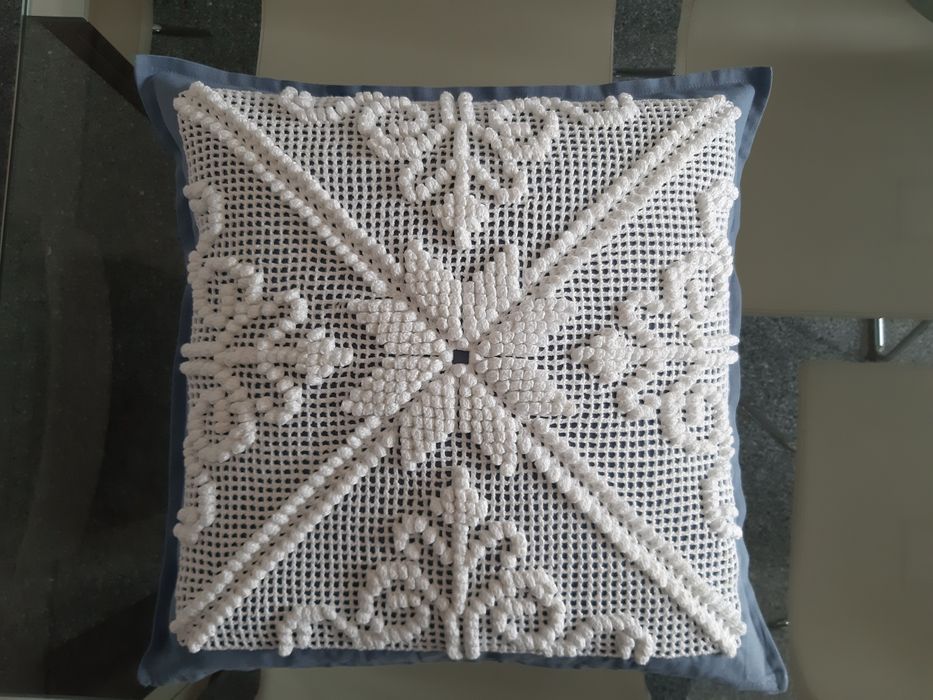 Fronha de almofada com aplicação em croché