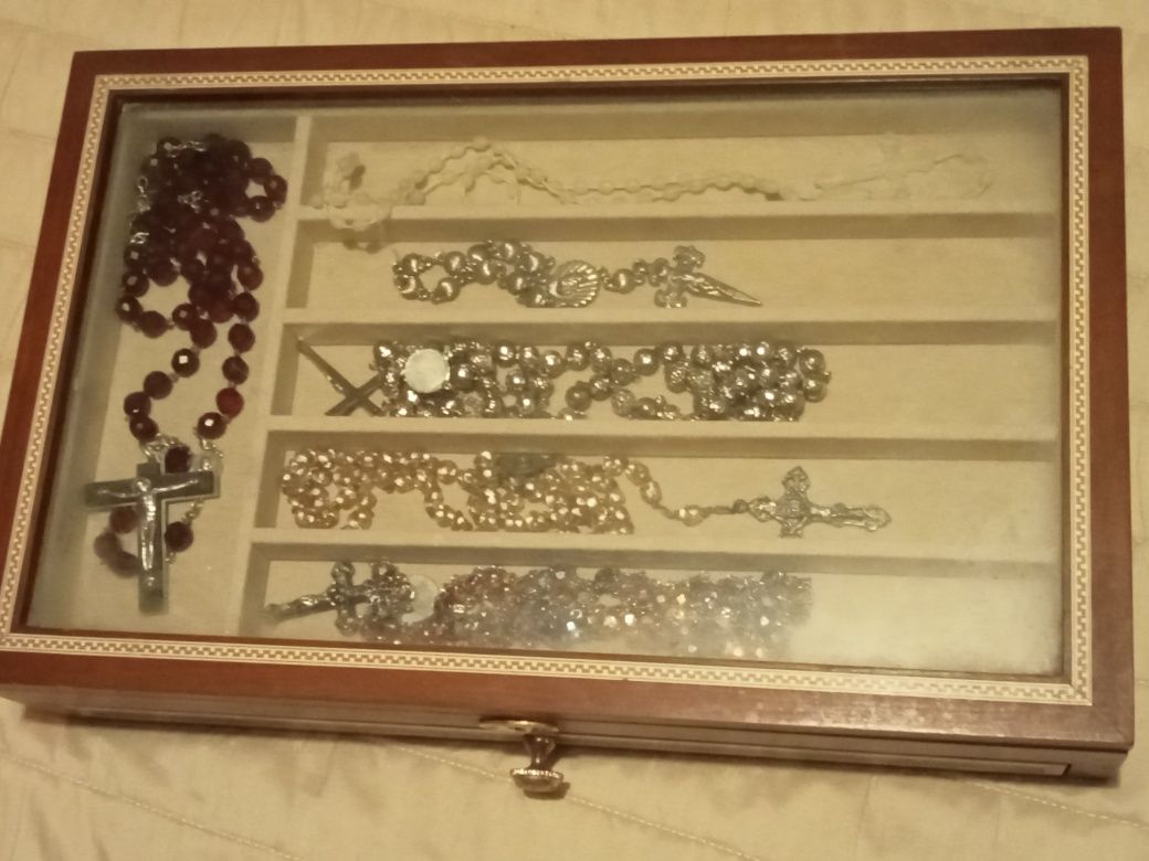 Vendo caixa antiga em madeira com 12 excelentes terços