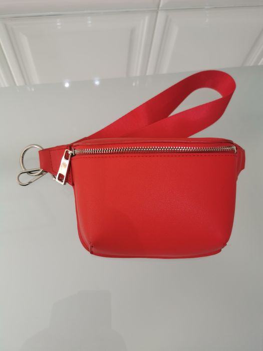 Carteira a tiracolo em excelente estado.