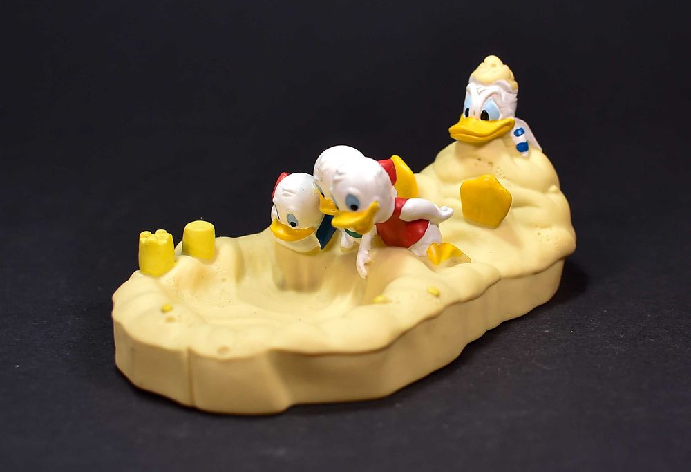 Scenka Rodzajowa Donald z Siostrzeńcami na plaży  (GROSVENOR) Disney