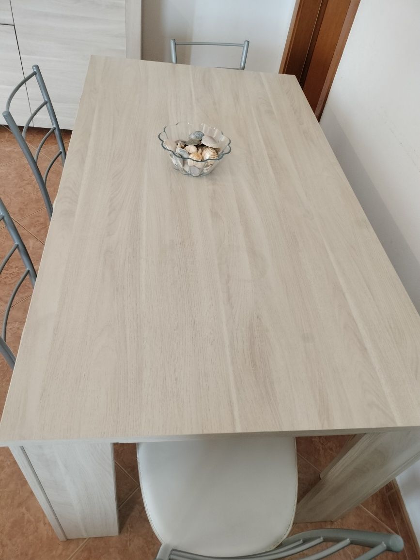 Mesa de sala  com 4 cadeiras
