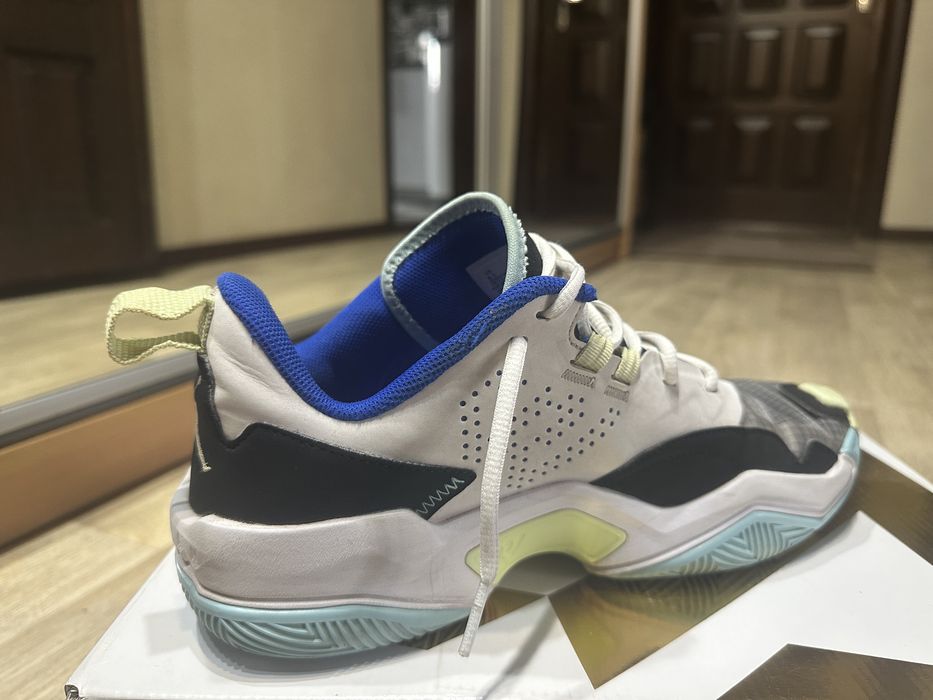 Кросівки Jordan.