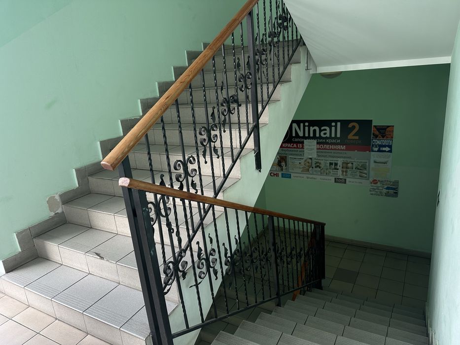 Героїв Дніпра 34, ТРАФІК, ФАСАД, МЕТРО, салон краси в ТЦ