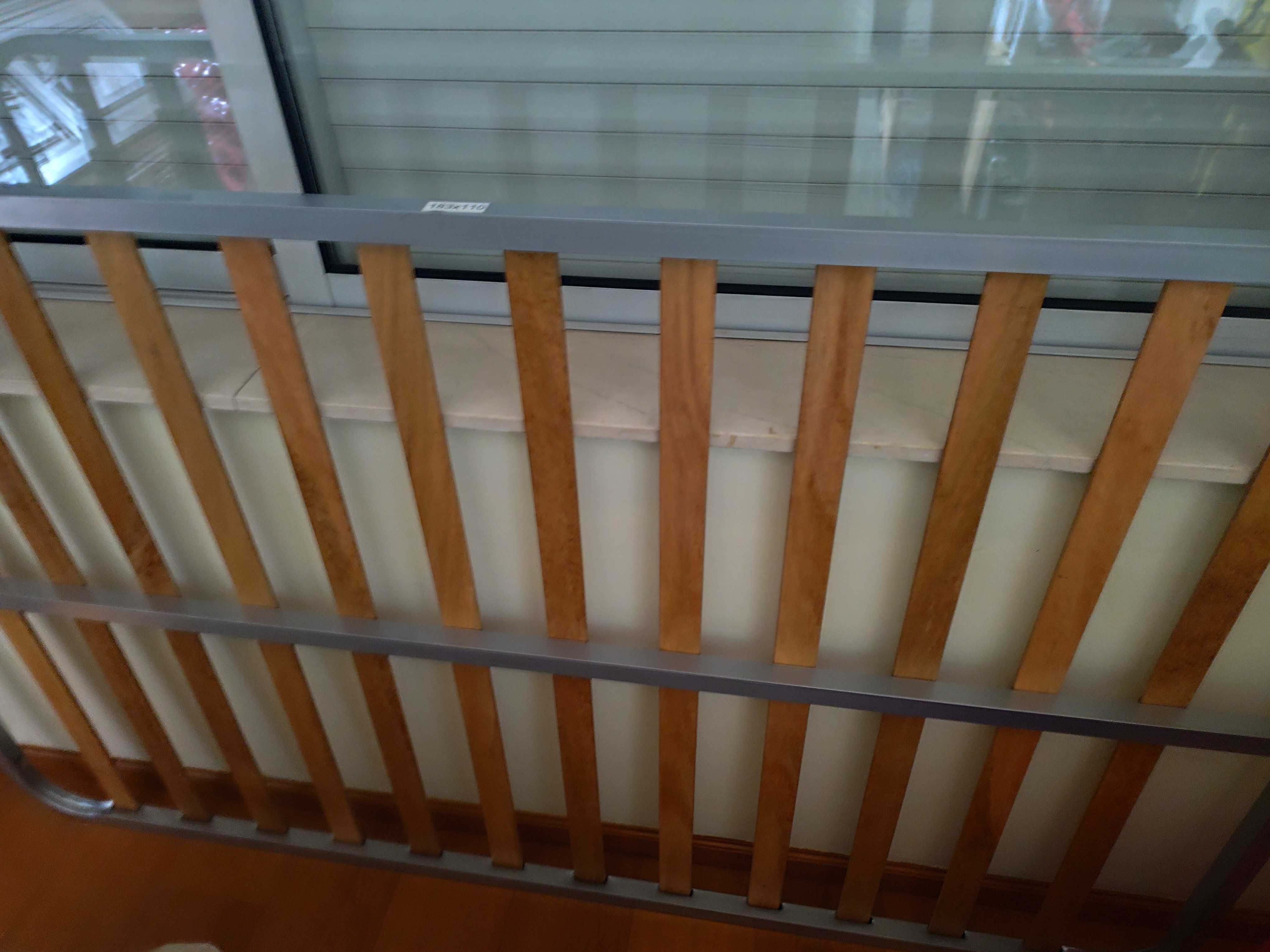Cama 120x180, escrivaninha, colchão e mesa de cabeceira