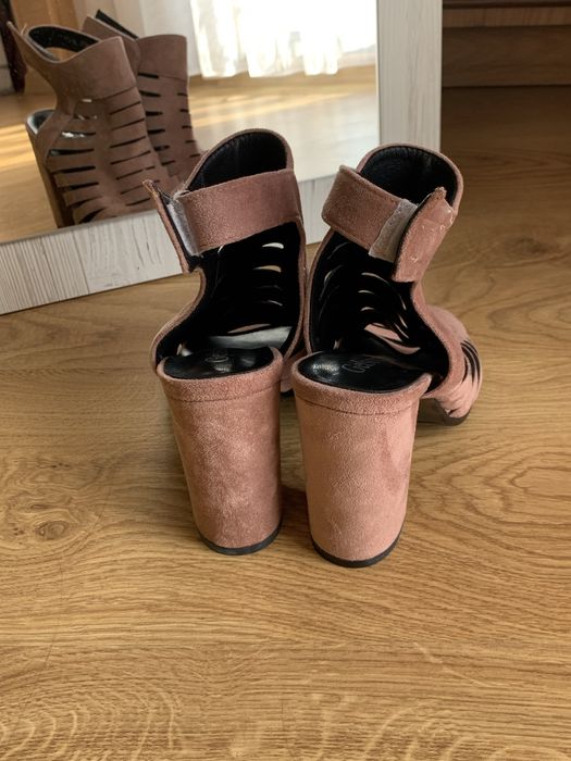 Замшеві нові босоніжки з відкритим носком Gelsomino