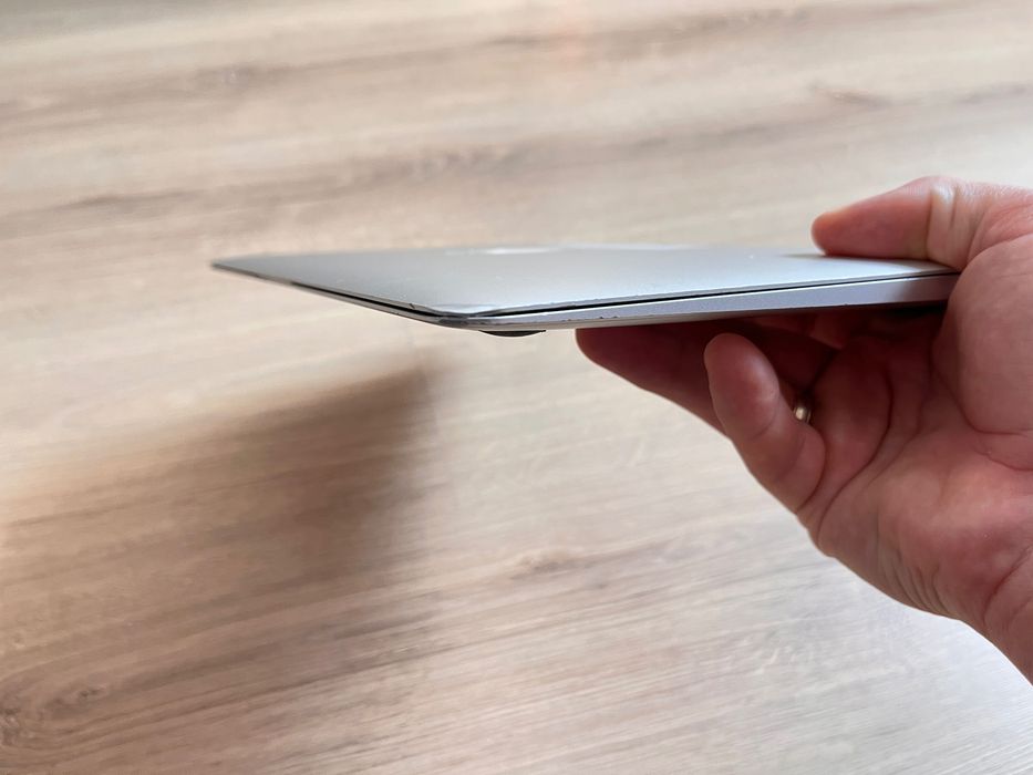  MacBook Air 11” A1465 (2015) • i5 • 4GB RAM • 120GB SSD #40