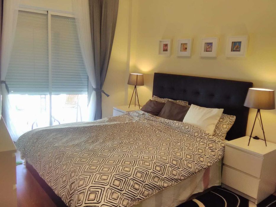 Quarto mobiliado com varanda e ar-condicionado na  Amora.