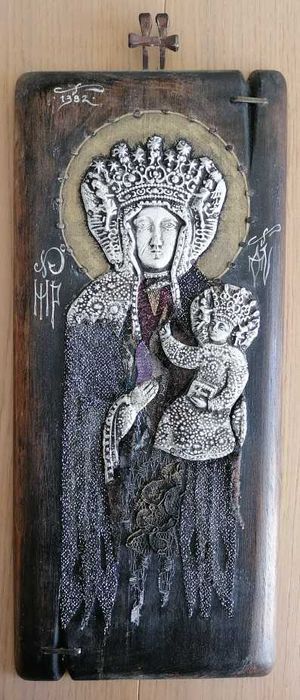 Matka Boska z Dzieciątkiem na drewnie, ręcznie zdobiona.