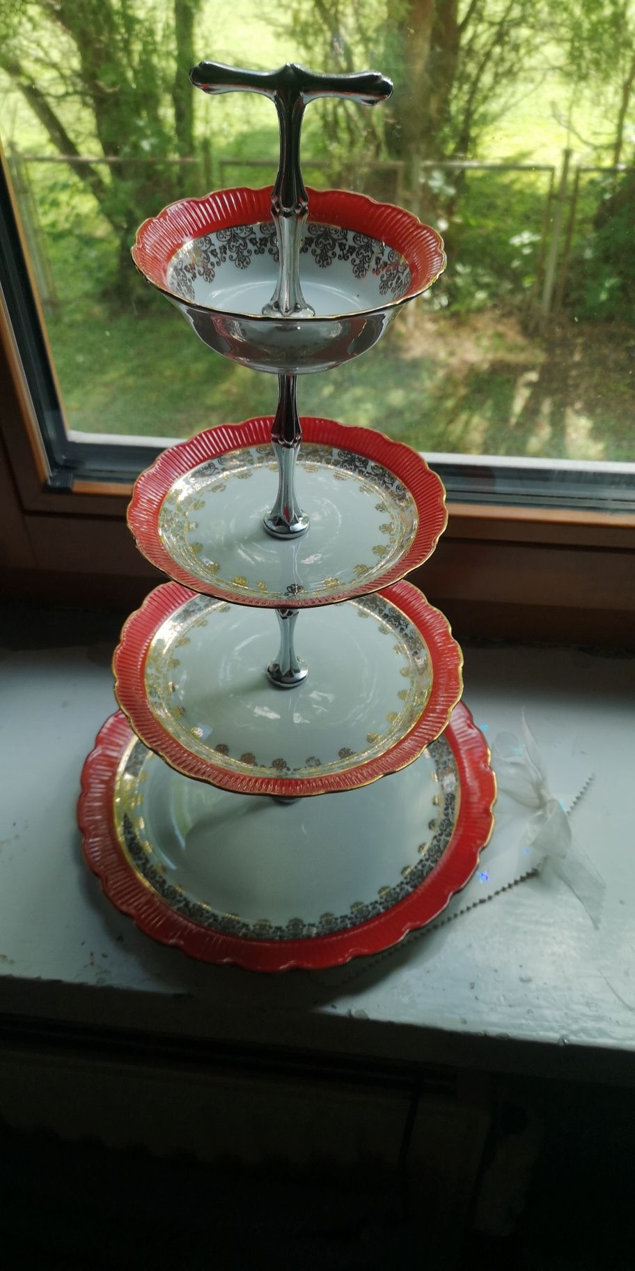 Patera, etażerka czteropoziomowa z porcelany Chodzież czerwono złota