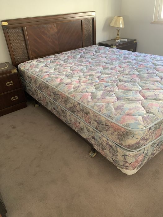 Mobilia de quarto em Madeira .