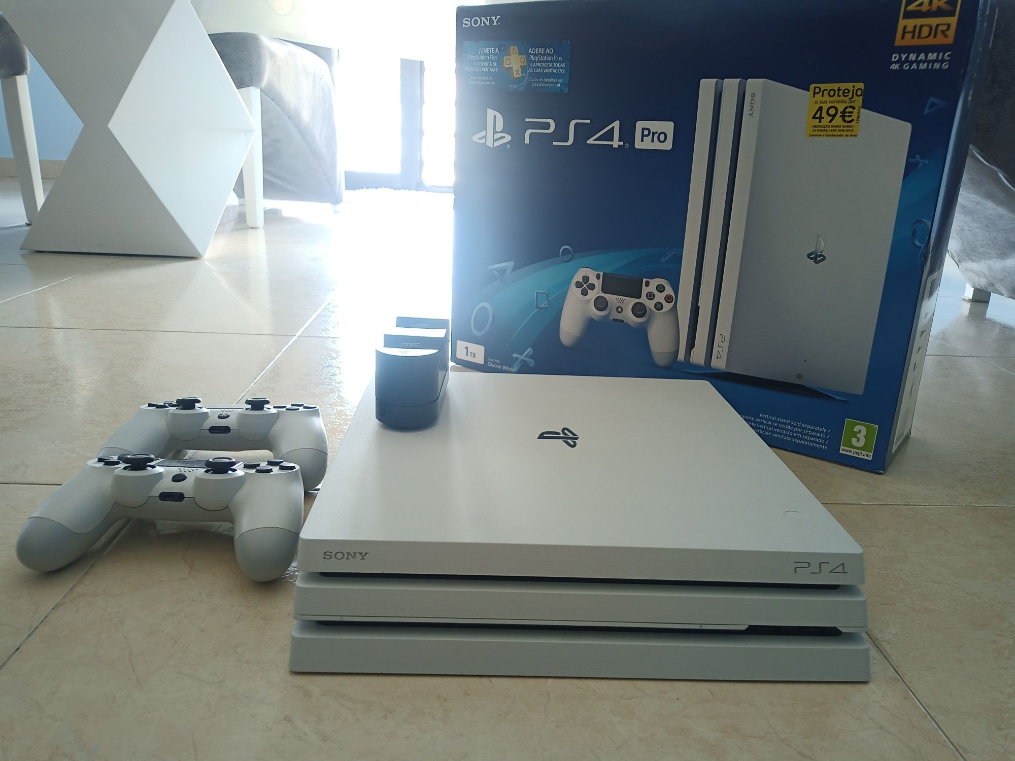 PlayStation 4 - Pro (Usada] (não aceito trocas)