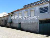 Moradia V3, localizada em aldeia típica de Lobelhe do Mato