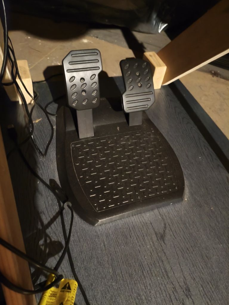 Kierownica Thrustmaster T150, PS4/PS5 jak nowa.