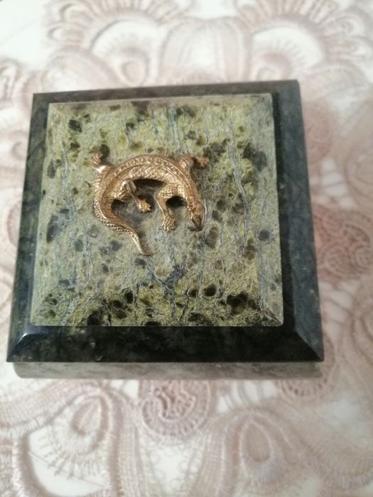 Небольшая шкатулка из натурального камня