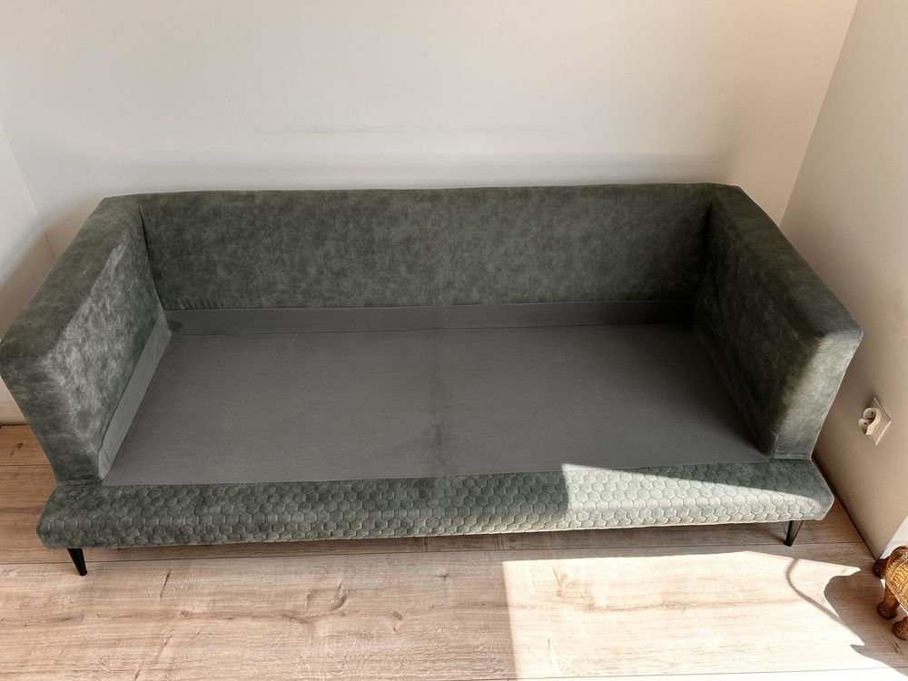 Sofa trzyosobowa wraz z krzeslami