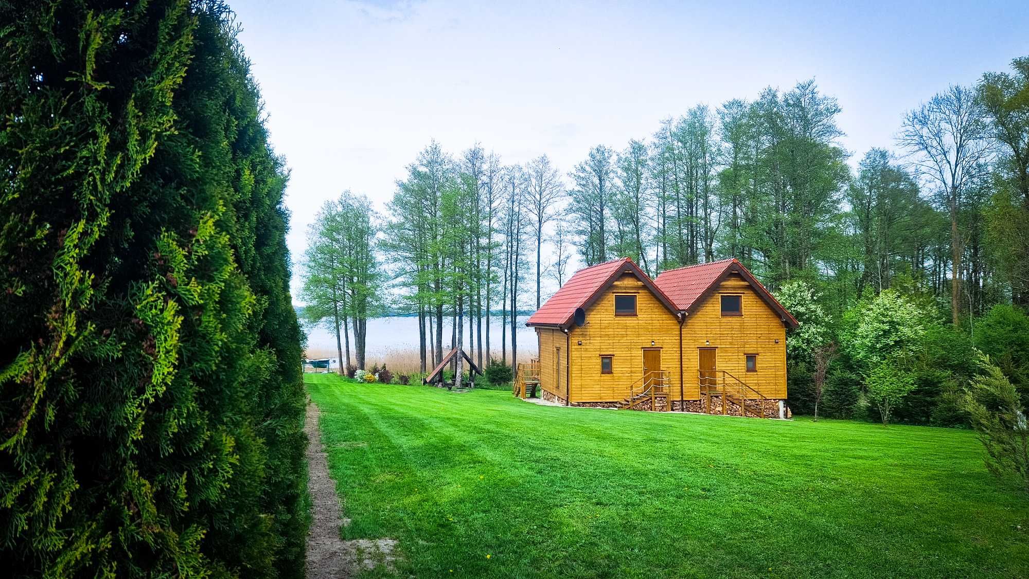 Domek nad jeziorem z linią brzegową Mazury OKAZAJ