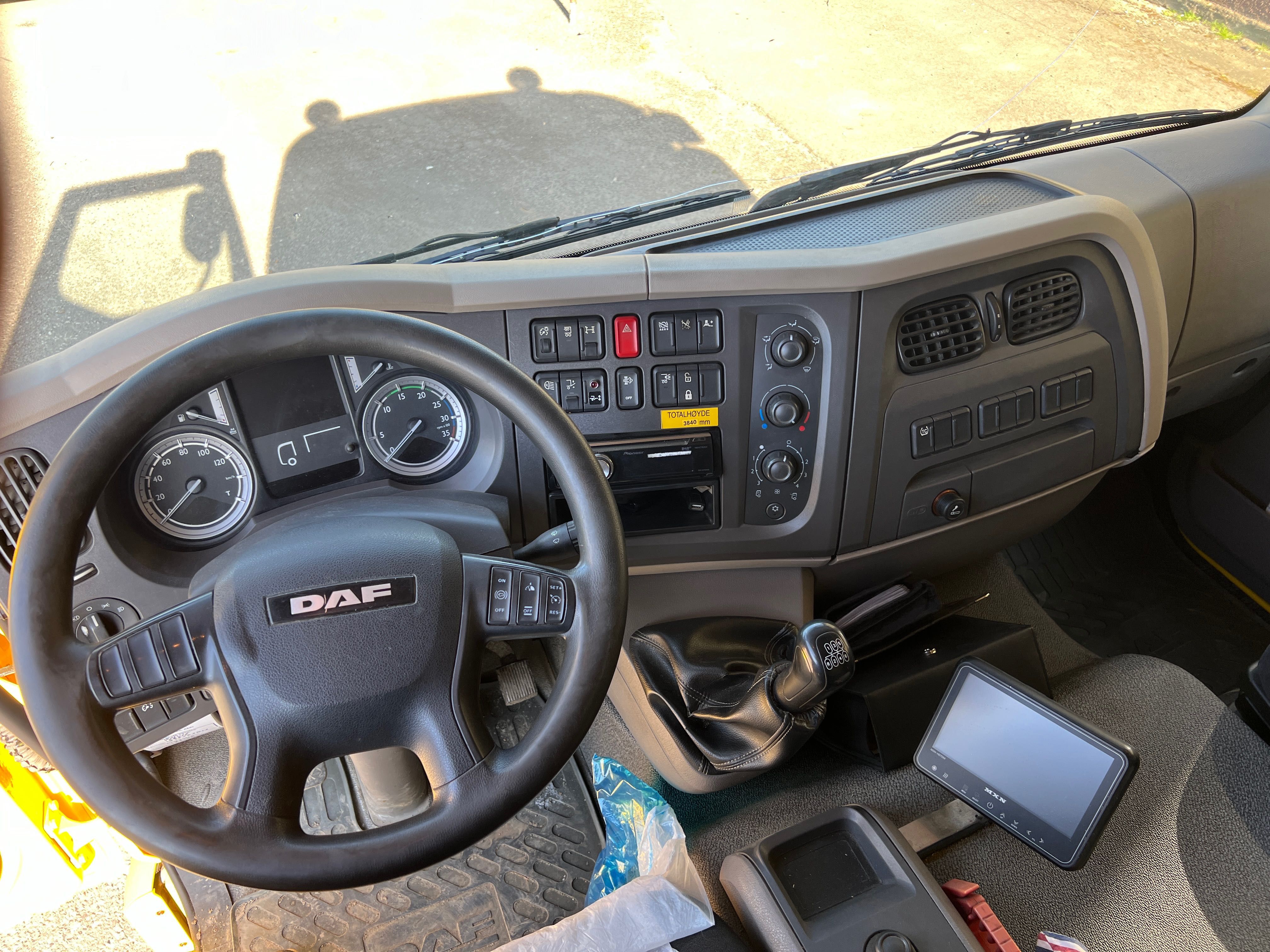 DAF LF 250 euro.6 pomoc drogowa autolaweta kontener