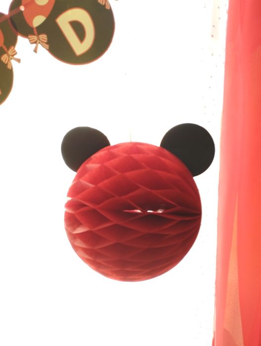 Фотозона в стиле Минни Маус, аксессуары, надпись, шары, шторы красные