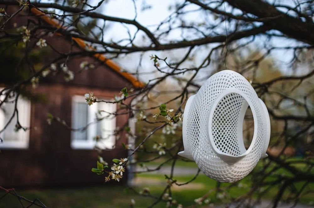 Зручна у сильному дизайні годівниці для птахів.