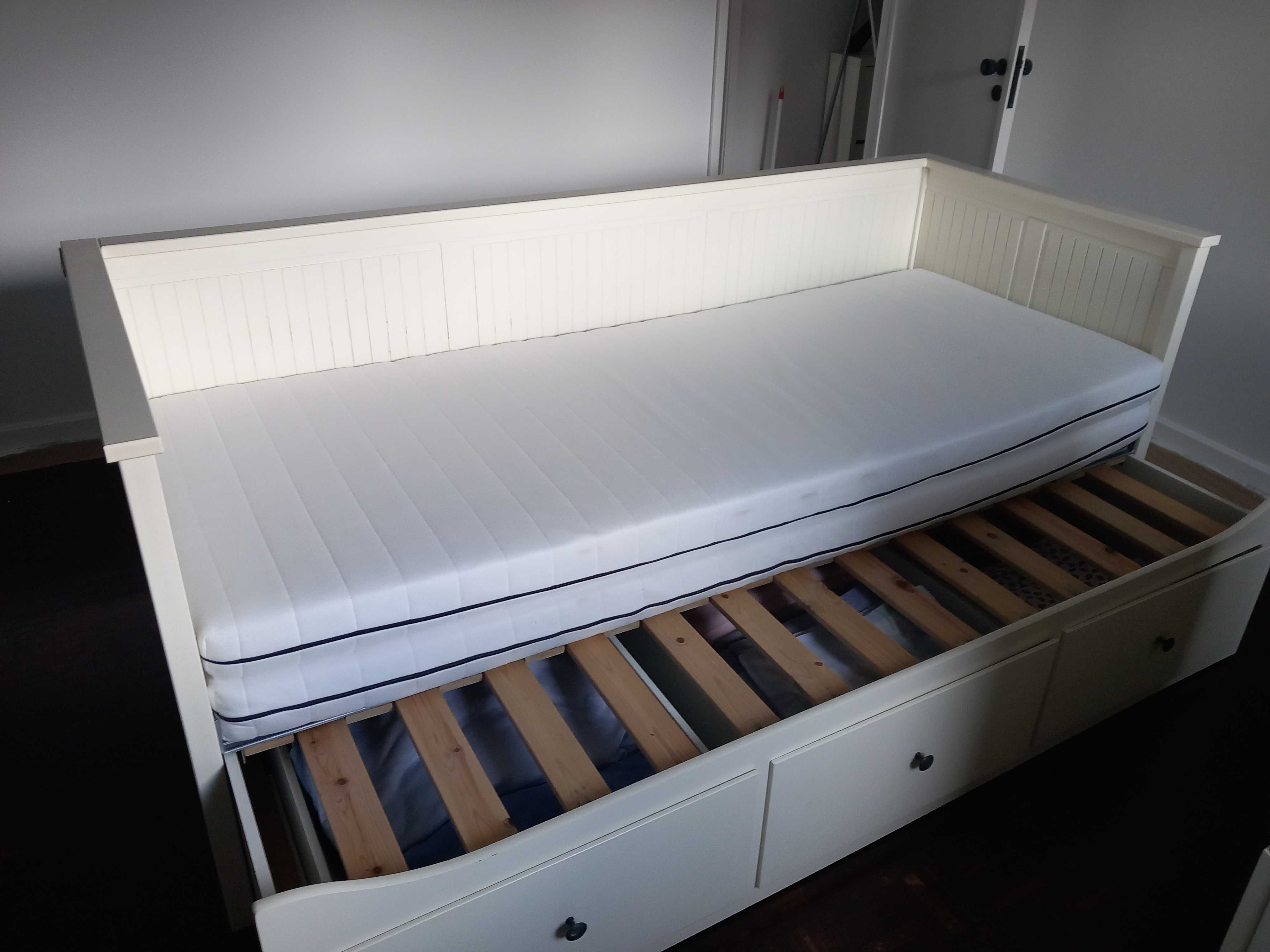 Cama HEMNES individual dupla com 3 gavetas e dois colchões individuais