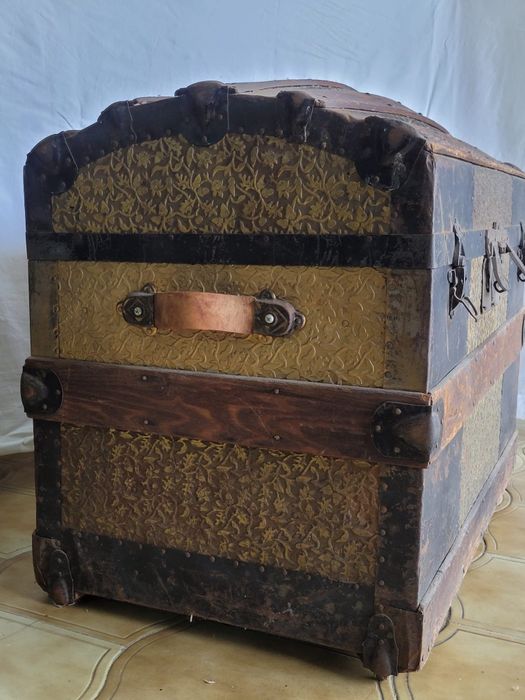 Antigo Baú com cúpula de carvalho e metal - Anos 30