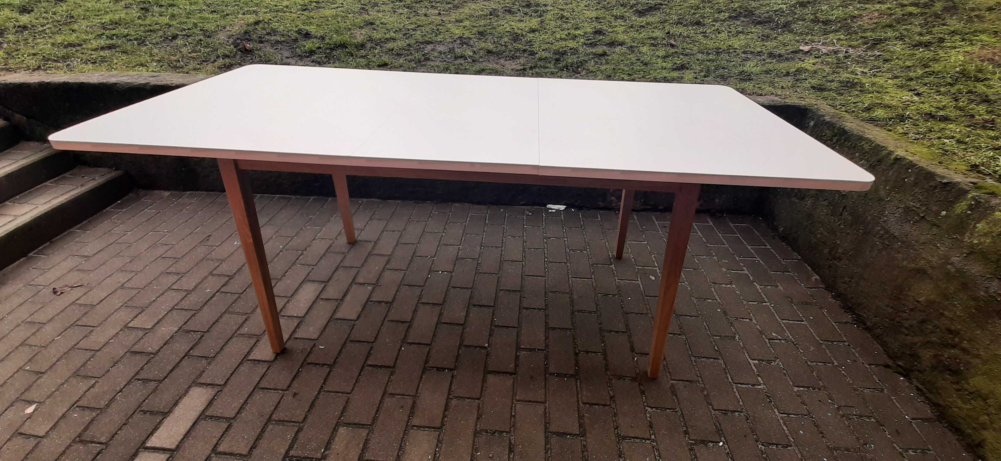 stół rozsuwany w stylu skandynawskim