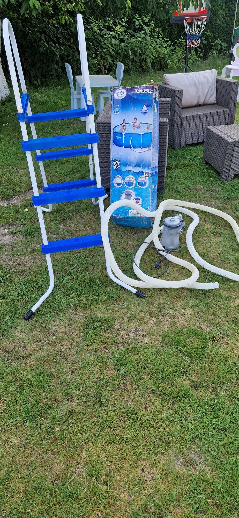 Basen z pompą drabinką