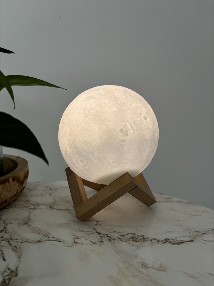 Lampa dekoracyjna w kształcie księżyca