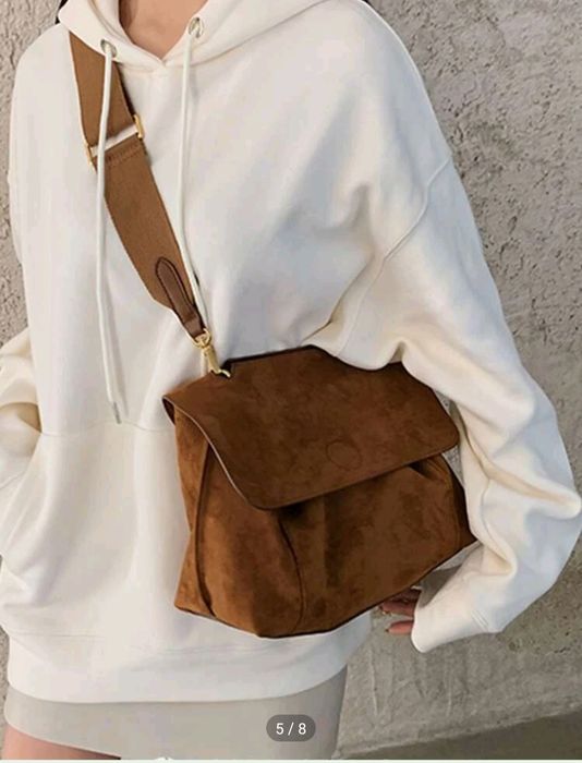 Bolsa Crossbody em camel,com alça ajustável.  Couro sintético