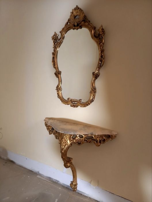 Ekskluzywny komplet neorokoko – złocone lustro i konsola z marmurem