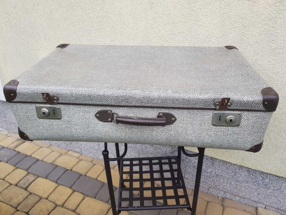 Stara  walizka w kratke biało- czarną