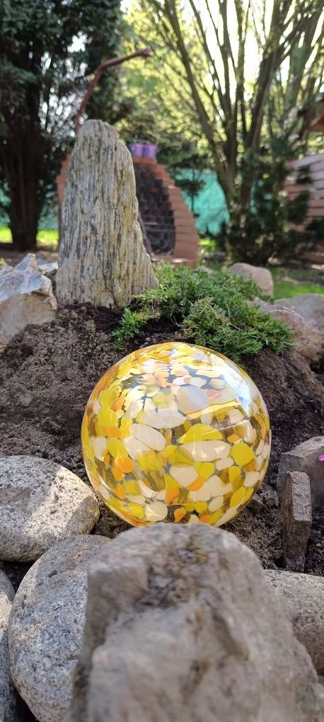 Ozdobne szklane kule do ogrodu o domu