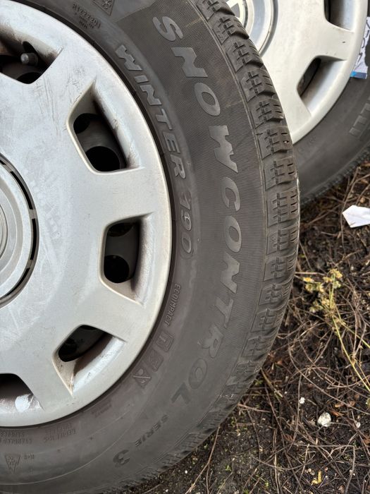 Koła zimowe Pirelli R15 195/65 z kołpakami VW
