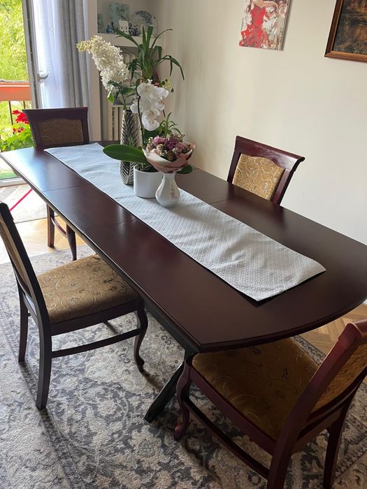 Stół rozkładany z krzesłami