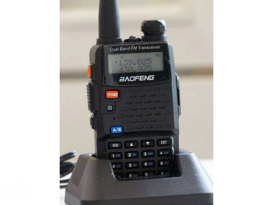 Radio dual band VHF/UHF BAOFENG UV-5R Está novo.
Nunca foi usado.