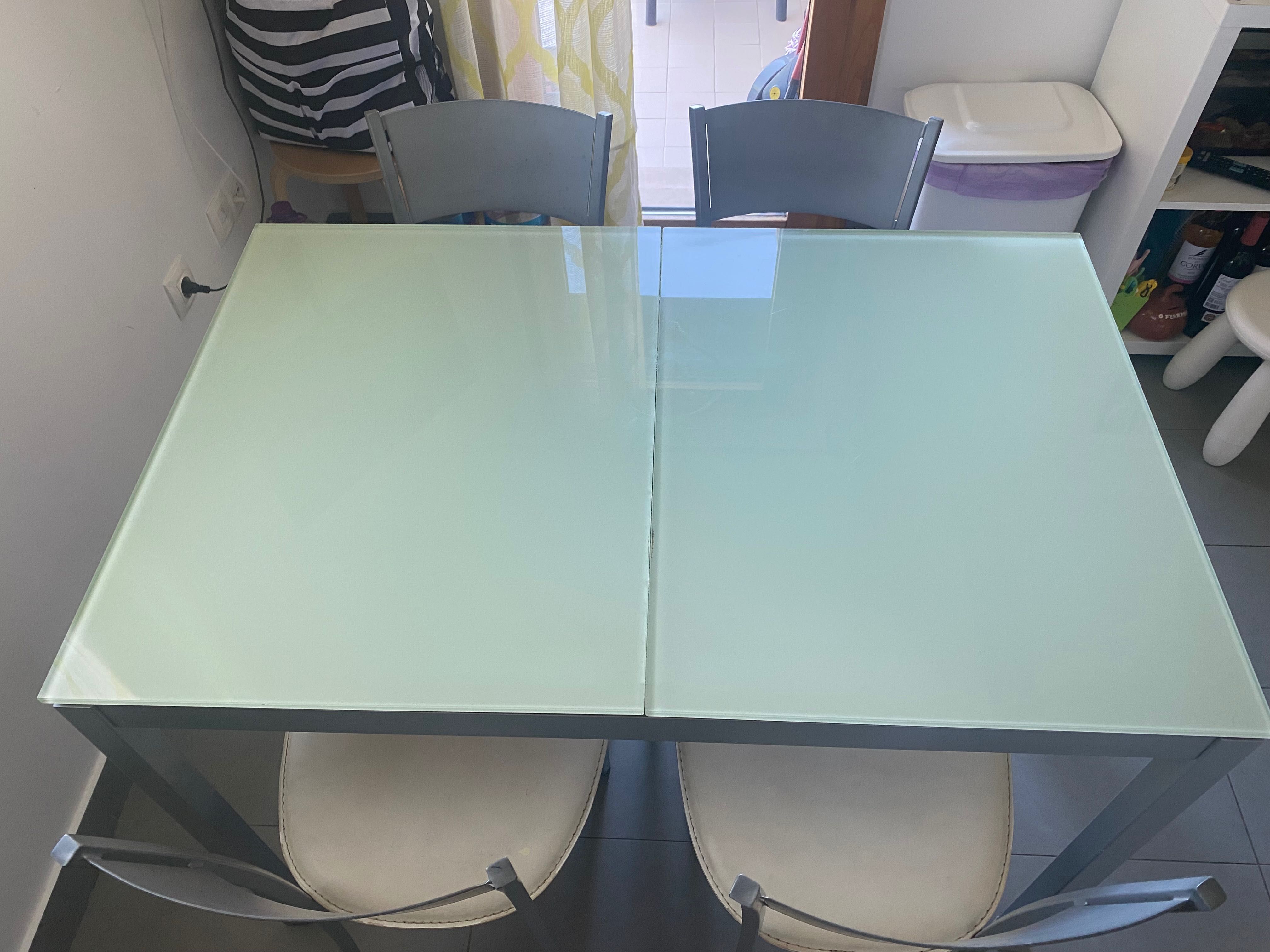 Mesa com tampo em vidro e 4 cadeiras