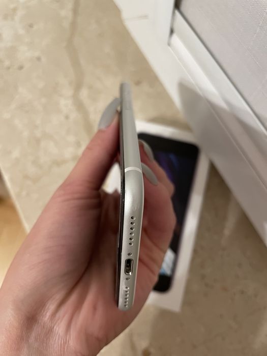 Biały iphone SE 2020