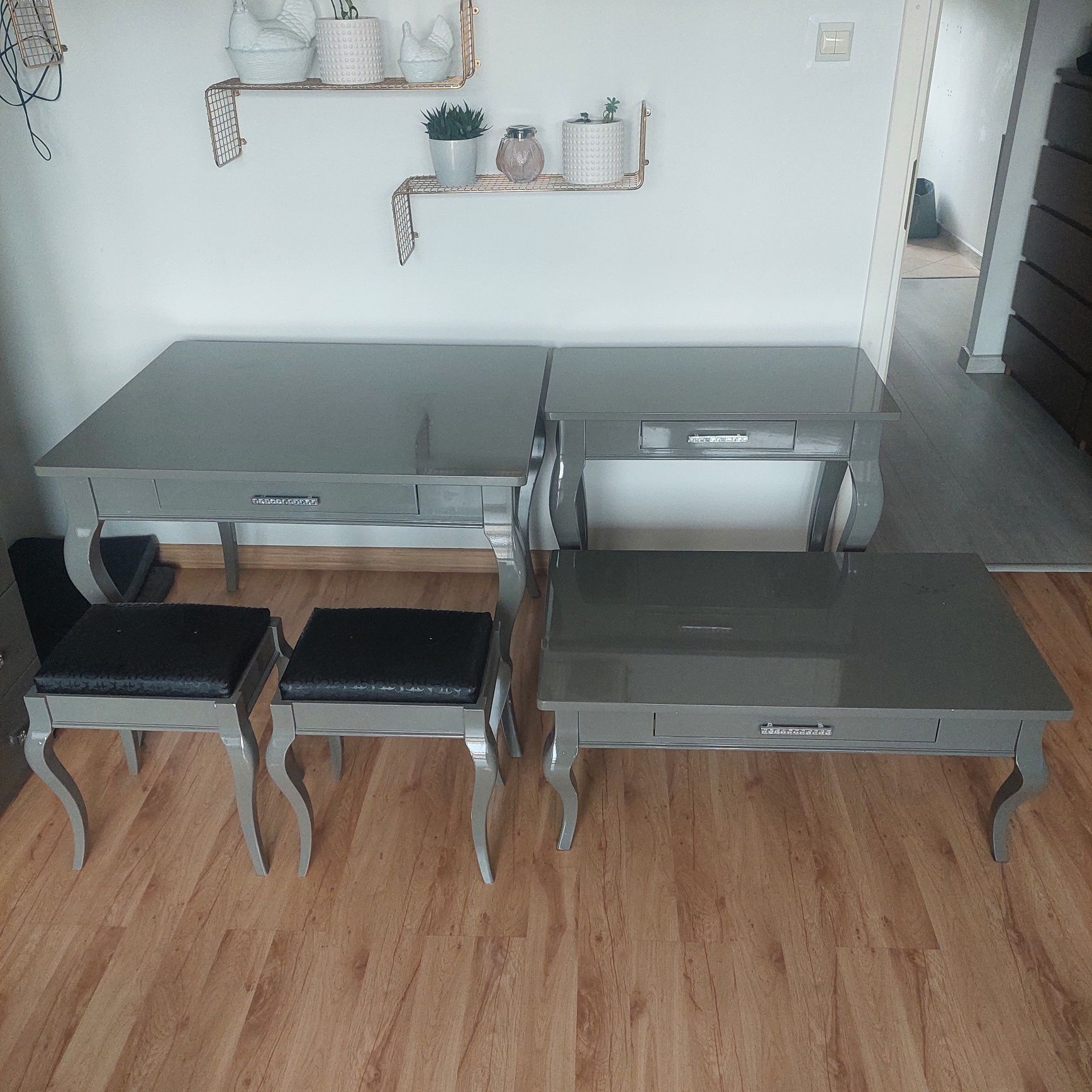 Stoliki i taborety w stylu ludwikowskim / francuskim