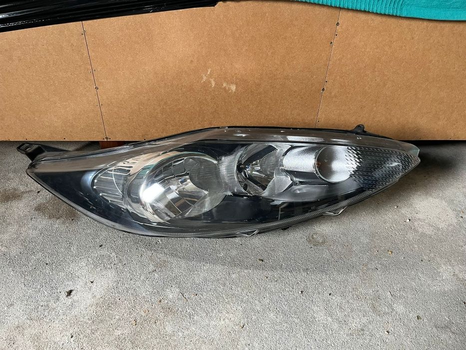 Ford Fiesta mk7 lampa przednia