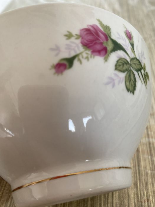 Antiga tigela de porcelana