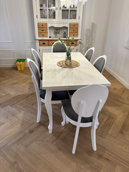 Sprzedam piekny stół z krzeslami