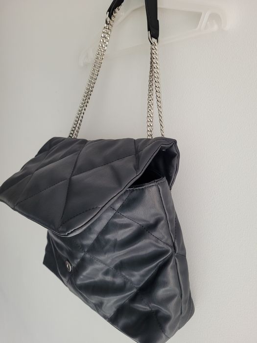 Pikowana torebka na łańcuszku