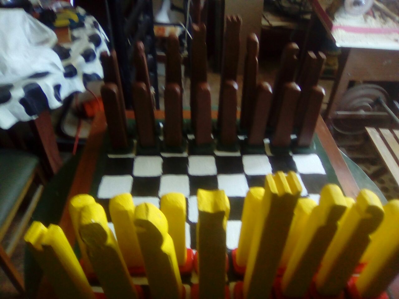 Jogo de xadrez de pecas altas artesanal em madeira