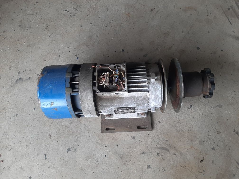 Silnik elektryczny 1,1 kw 2870 z kołem pasowym na 3 paski