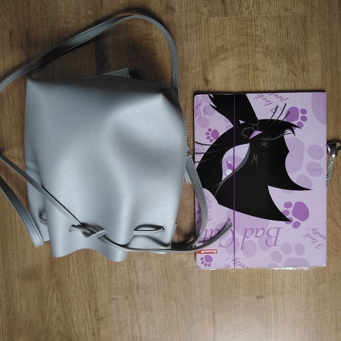 Srebrno-szara torebka typu worek(uszkodzona)