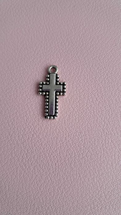 Mały krzyżyk z kolorze srebrnym