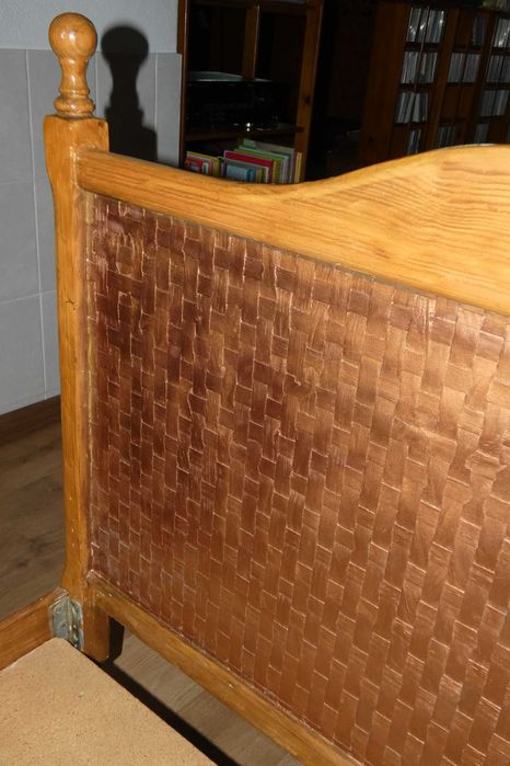 Cama de corpo e meio em pinho natural