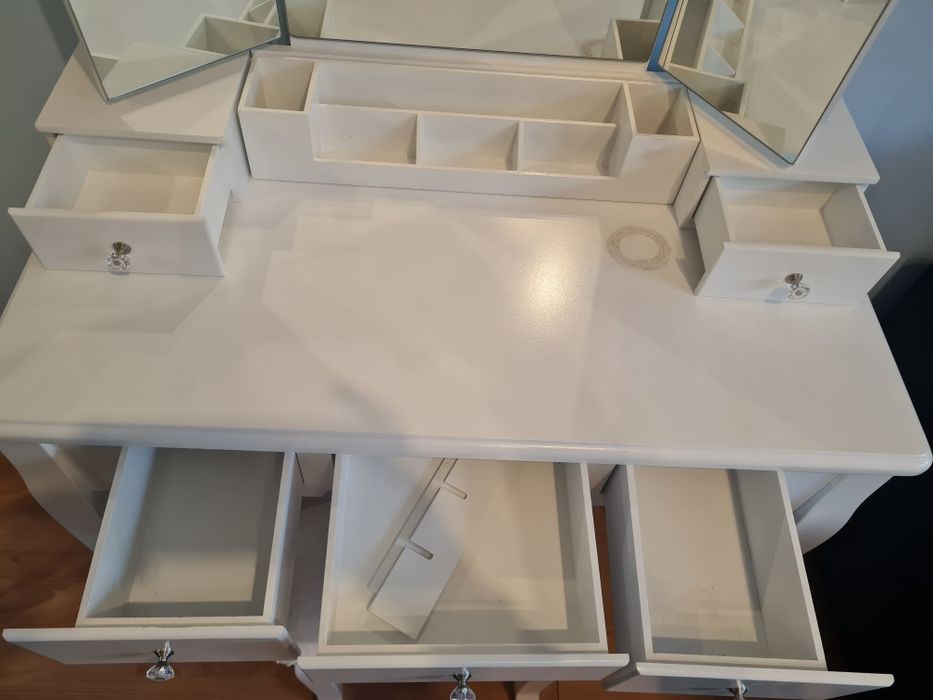 Toaletka biała dla dziewczynki